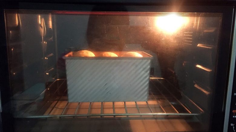 原味吐司,放进预热好的烤箱，上火90度，下火165度，下层40分钟（上色满意后加盖锡纸直至烤完）