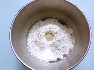 原味吐司,除黄油外所有的材料放进和面桶，糖和盐对角放，酵母放最上面