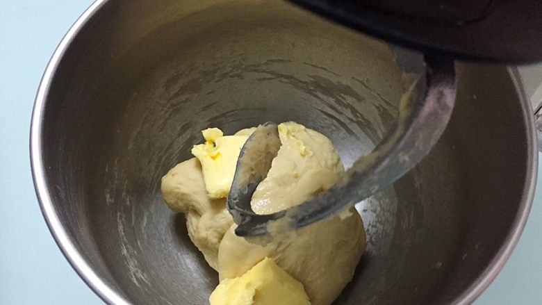 原味吐司,  等程序停止后加入黄油，再启动“和面团”程序两次，共30分钟，