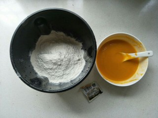 南瓜馒头,准备食材:面粉300克，南瓜泥150克，酵母。