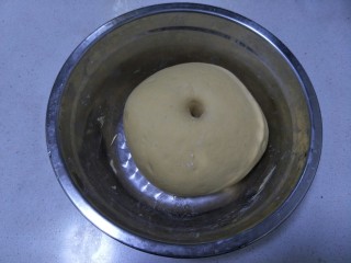南瓜馒头,活好的面柔光放入盆中发酵。