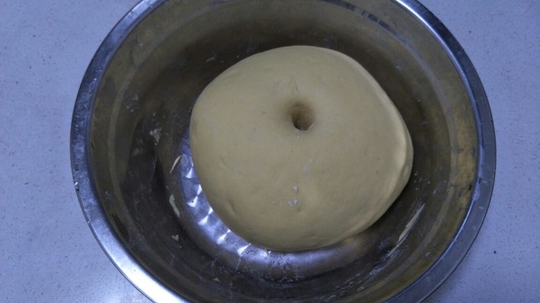 南瓜馒头,活好的面柔光放入盆中发酵。