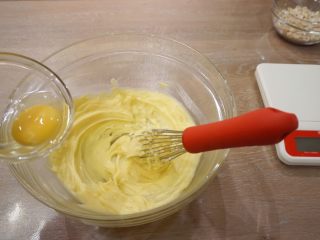 可可坚果,鸡蛋液（打散）分两次加入，每加入一次，搅拌均匀再进行下一次