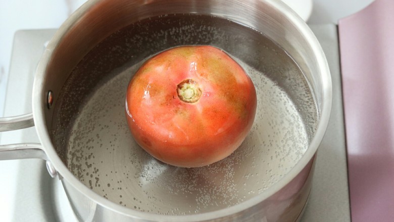 西红柿鸡蛋汤面,将其放入热水锅中烫煮3分钟左右