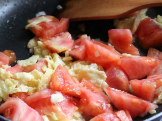 西红柿鸡蛋汤面,接着放入西红柿