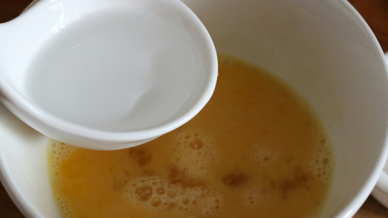 西红柿鸡蛋汤面,再加入少许温水搅匀～