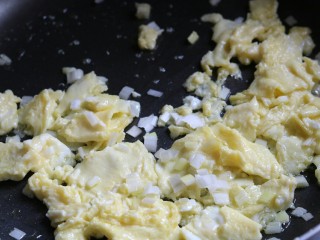 西红柿鸡蛋汤面,锅内留底油，油热改小火倒入鸡蛋煎制，呆鸡蛋略定型将其搅散并将葱花放入一起炒～