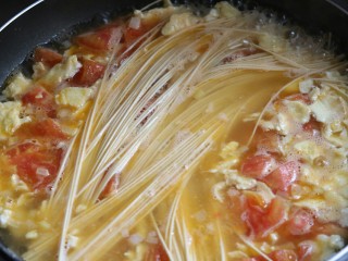 西红柿鸡蛋汤面,将挂面放入汤中改中火煮制