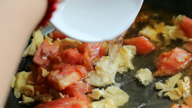 西红柿鸡蛋汤面,接着加入温水