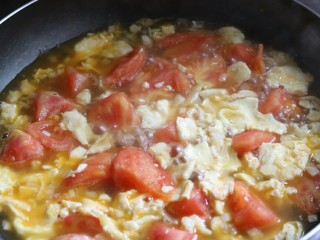 西红柿鸡蛋汤面,改大火将其煮沸