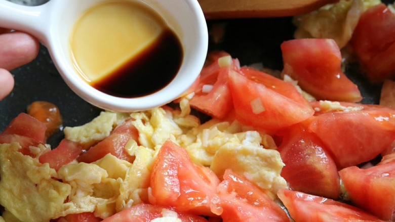 西红柿鸡蛋汤面,加入酱油一同翻炒