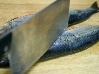陈醋青鱼,青鱼去腮去内脏，并清洗干净～鱼的两面改刀，距离要匀称～