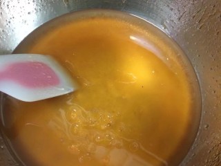 #甜味#莲蓉蛋黄月饼,首先来做月饼皮面团，把糖浆和玉米油，碱水放入一个盆里搅拌至混合均匀