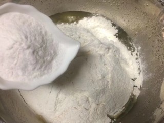 #甜味#莲蓉蛋黄月饼,然后过筛一边面粉加入，依次加入吉士粉