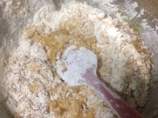 #甜味#莲蓉蛋黄月饼,用硅胶铲拌匀，然后用手捏成光滑的面团，不需要揉