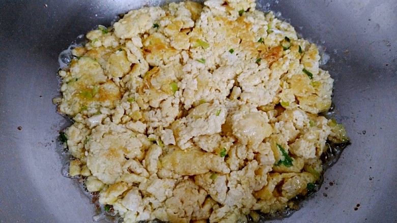 鸡刨豆腐（改良版）,翻炒几次，待鸡蛋豆腐都均匀呈现金黄色即可关火出锅。