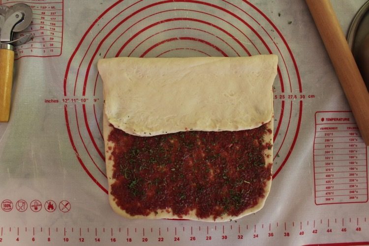 牛肉包,将面如图从上往中间对折1/3包着牛肉