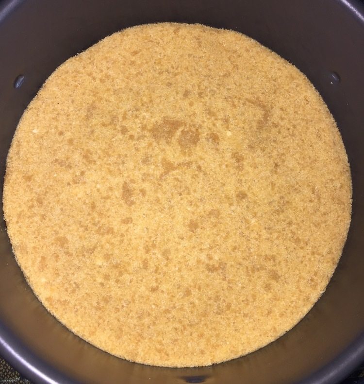 芒果流心蛋糕,倒入模里用勺子压紧，冷藏15分钟。饼干可以用消化饼或玛丽饼