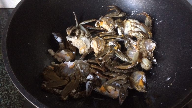 香辣蟹,油锅烧热油，轻轻放入螃蟹慢煎