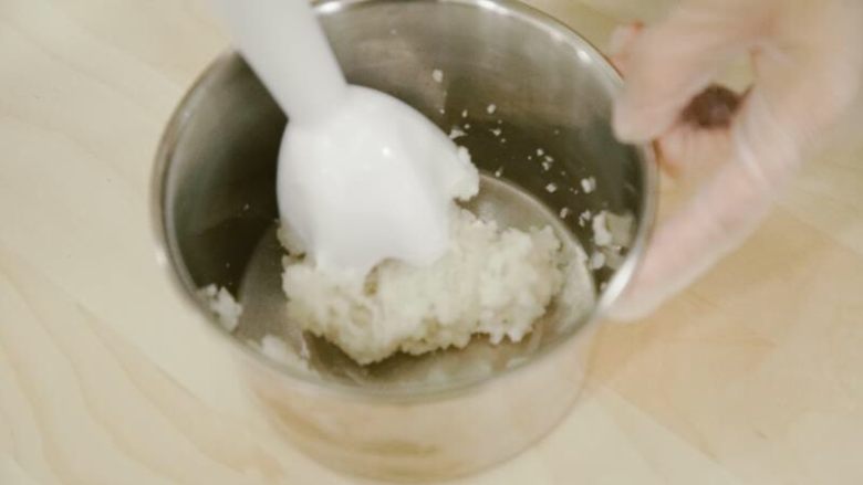 “咔吃”香米球球,用料理机将白米饭搅拌细腻，成团（家里没有料理棒可以用手揉捏）