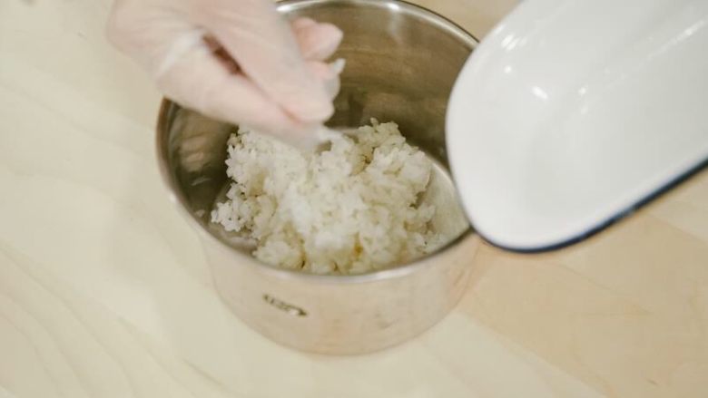 “咔吃”香米球球,将12g煮熟的大米倒进较深的碗中