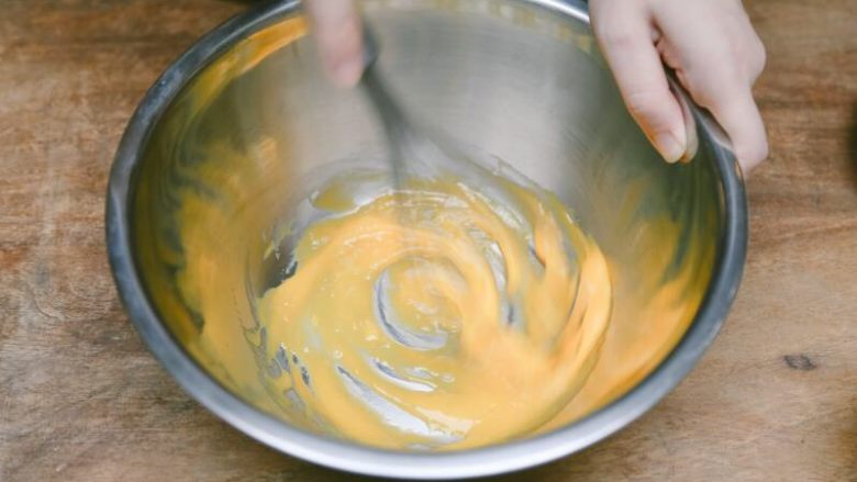 蒸蛋糕,搅拌，使蛋黄和油充分融合