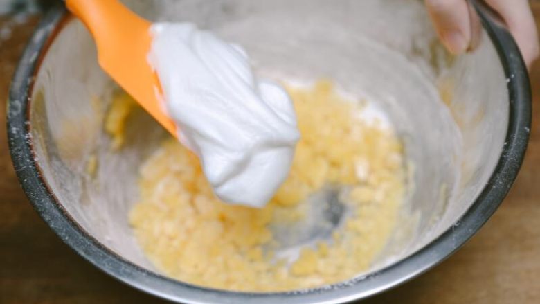 蒸蛋糕,将打发的蛋白分多次加入静置的蛋黄糊中