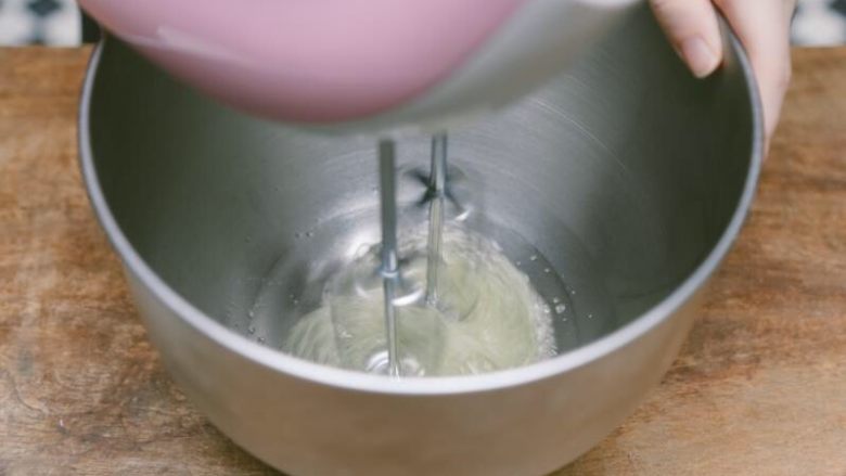 蒸蛋糕,糖分2次加入，使用打蛋器打发均匀