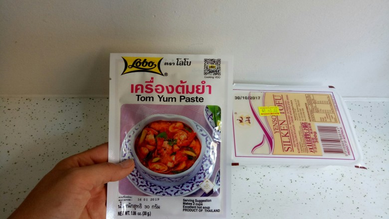 泰国冬阴功汤,这个冬阴功汤包，等汤里味道煮出来后加入这个汤包。<a style='color:red;display:inline-block;' href='/shicai/ 465'>豆腐</a>是最后放的