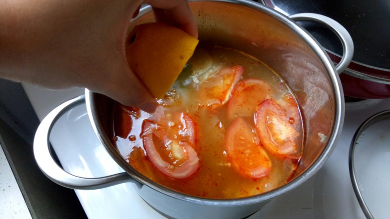 泰国冬阴功汤,煮沸以后加入1整粒的柠檬汁。煮大概5分钟