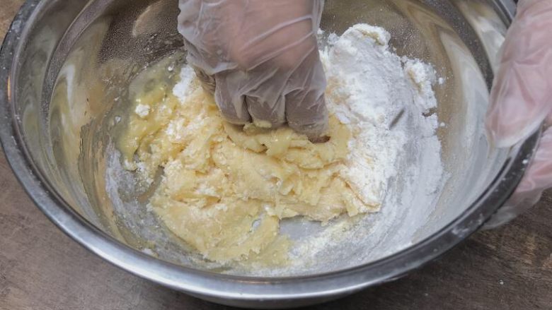 小馒头饼干,用手不停的按压，使底料成团，如果太湿可适当再加入太白粉