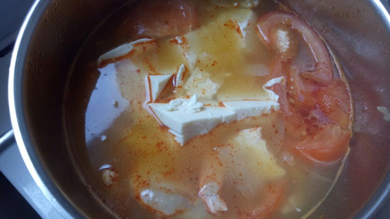 泰国冬阴功汤,最后加入豆腐煮2分钟左右就可以关火咯出炉咯。