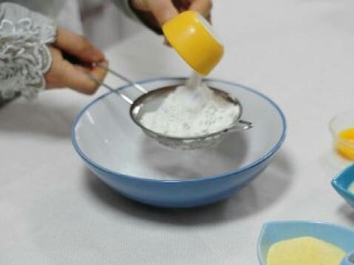 小猪卡通月饼,低筋面粉放入苏打粉、玉米粉过筛
