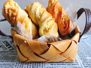 金黄诱人的椰蓉扭扭条面包