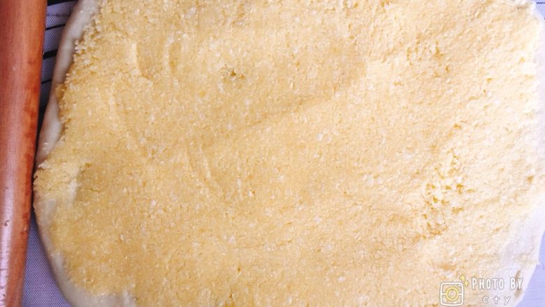 金黄诱人的椰蓉扭扭条面包,铺上一层椰蓉馅料。