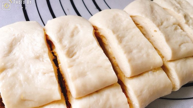 金黄诱人的椰蓉扭扭条面包,分割成大小均匀的条状。