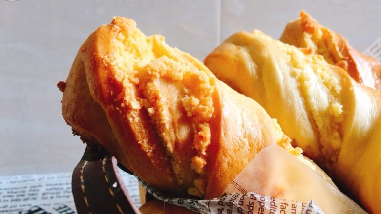 金黄诱人的椰蓉扭扭条面包,冷却后，装盘享用即可。