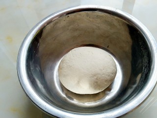 早餐+三角生煎包,发酵水倒入面粉中揉成面团，盖上保鲜膜进行发酵。