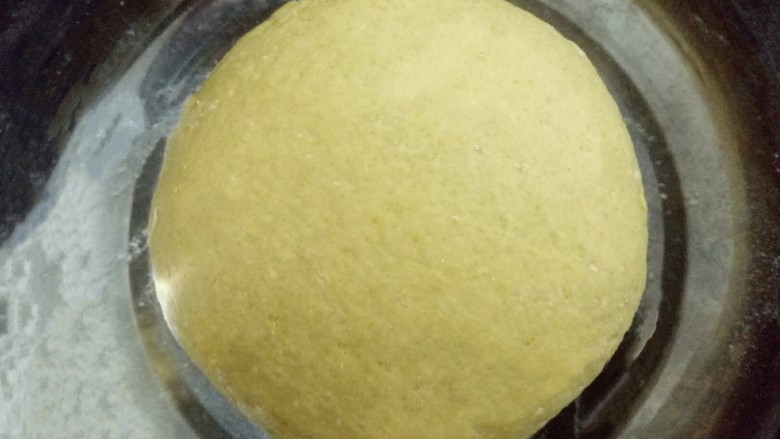 南瓜绣球馒头,揉成光滑的面团，发酵。发酵好的面团﻿﻿﻿﻿﻿﻿，拉开呈蜂窝状﻿﻿﻿﻿﻿﻿