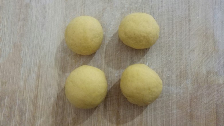 南瓜绣球馒头,取一个，揉成4个小面团