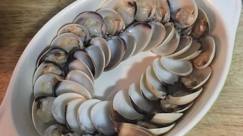 蛤蜊嫩蒸蛋,在等待蛤蜊汤水降温时，可以先把蛤蜊排在要蒸蛋的容器里。