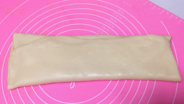 早餐+奶香椰蓉棒,从长的一端开始向中间位置对折，再对折，折成一个长方形。