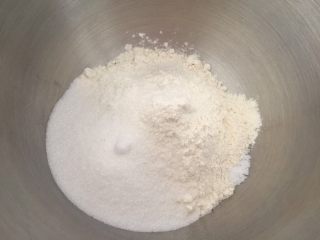 香浓咖啡大列巴,厨师机和面盆里放入面包粉、盐、砂糖