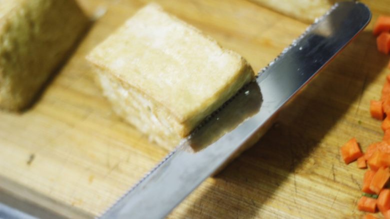 功夫私房菜，心机豆腐 ,煎好的豆腐用面包刀在四分之一出切开，切记不要完全切下来，根部不要切断。