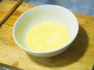 功夫私房菜，心机豆腐 ,一个鸡蛋加一勺水，一点盐打成蛋液备用。