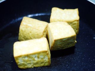 功夫私房菜，心机豆腐 ,一共六面，每面都煎到焦黄发硬。