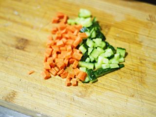 功夫私房菜，心机豆腐 ,胡萝卜黄瓜切小丁。