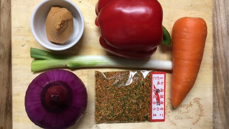 东京鱼汤,味噌，红甜椒，胡萝卜，大葱，七味唐辛子，汤底的主要食材准备。