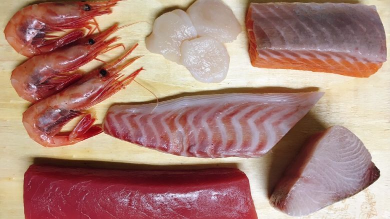 东京鱼汤,甜虾，帆立贝，三文鱼，鲷鱼，鰤鱼，金枪鱼。