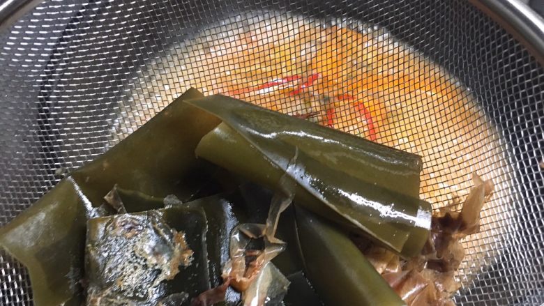 东京鱼汤,把底汤过滤，加入炒蔬菜的锅中。